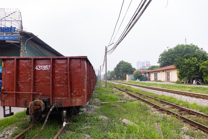 Cận cảnh tuyến đường sắt trăm tuổi giữa lòng Hà Nội trước đề xuất di dời - 20