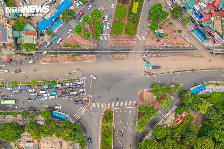 Trên đoạn từ ga Hà Nội đến Ngọc Hồi, đường sắt giao cắt với nhiều nút giao thông lớn của Thủ đô.