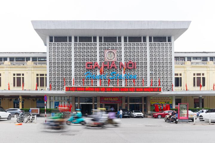 Mới đây, Tập đoàn Vingroup có văn bản gửi Thủ tướng, Bộ trưởng Bộ Xây dựng và Chủ tịch UBND TP Hà Nội đề xuất nghiên cứu di dời đoạn tuyến đường sắt quốc gia từ ga Hà Nội đến ga Ngọc Hồi nhằm phục vụ triển khai dự án Trục không gian Quốc lộ 1A kết hợp chỉnh trang, tái thiết đô thị.