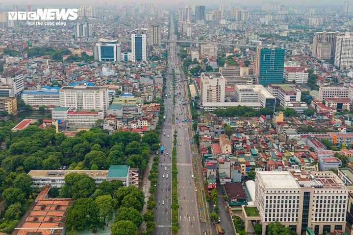 Từ ga Văn Điển đến ga Ngọc Hồi, tuyến đường sắt chạy song song với Quốc lộ 1A. Hiện nay, tuyến quốc lộ này đã được mở rộng lên 8 làn xe, tạo nên hành lang giao thông huyết mạch ở cửa ngõ phía Nam Thủ đô.