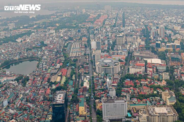 Đoạn tuyến được đề xuất nghiên cứu di dời dài khoảng 10 km, thuộc tuyến đường sắt Bắc - Nam. Sau hơn một thế kỷ tồn tại, tuyến đường sắt vẫn hiện diện giữa khu vực đô thị trung tâm đang phát triển mạnh mẽ, với hàng loạt khu dân cư, công trình cao tầng và hạ tầng giao thông hiện đại hình thành dọc hai bên hành lang.