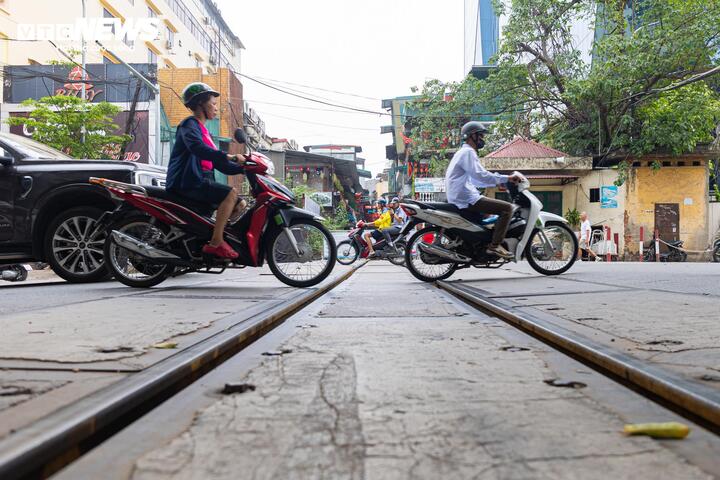 Cận cảnh tuyến đường sắt trăm tuổi giữa lòng Hà Nội trước đề xuất di dời - 9