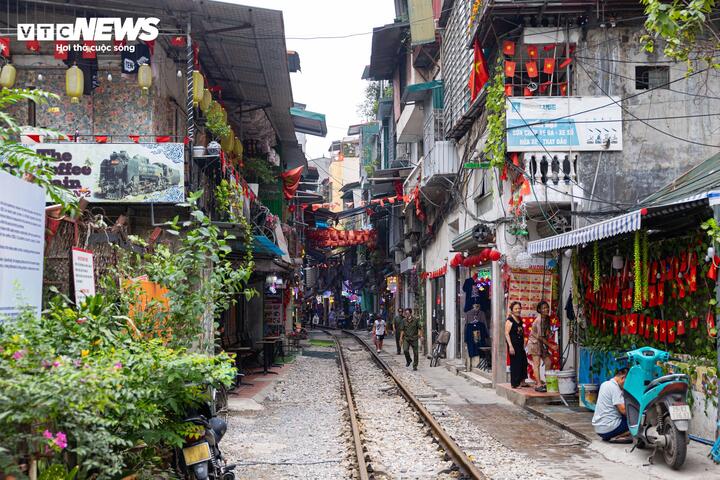 Rời ga Hà Nội, các đoàn tàu Bắc - Nam di chuyển qua khu vực đường Lê Duẩn, nơi tuyến đường sắt đi sát nhiều khu dân cư và công trình đô thị.