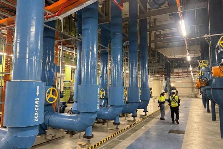Các đường ống dẫn nước từ mạng lưới làm mát khu vực tại khu Punggol của Singapore. (Ảnh: Bloomberg)