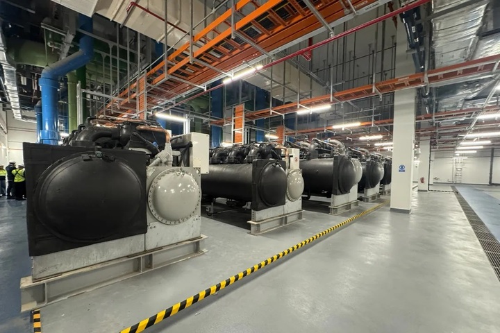 Các máy làm lạnh tại một hệ thống làm mát khu vực ở Punggol, Singapore. (Ảnh: Bloomberg)
