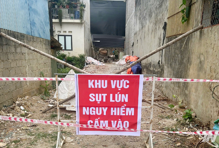 Lực lượng chức năng phường Linh Sơn cắm biển cảnh báo, khoanh vùng khu vực hố sụt lún để bảo đảm an toàn cho người dân. (Ảnh: Báo Thái Nguyên)