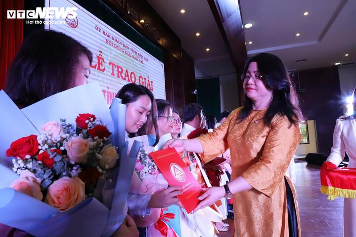 Hội đồng Giải báo chí trao giải cho các tác giả đoạt giải.