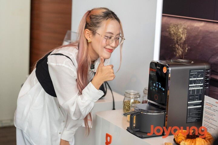 Với quy trình nấu và tự động làm sạch tân tiến, người dùng dễ dàng có được món sữa hạt quen thuộc chỉ với một nút bấm trên sản phẩm của Joyoung.