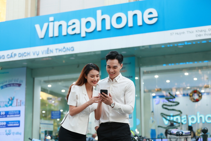 Khách hàng hào hứng với chuỗi chương trình kỷ niệm 30 năm thương hiệu VinaPhone.