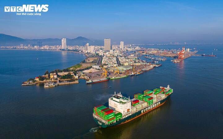 Nằm ngay cửa ngõ cảng biển Quy Nhơn, là cảng tổng hợp quốc gia then chốt thúc đẩy giao thương, vận tải hàng hóa cho toàn bộ khu vực miền Trung, Tây Nguyên, Mũi Tấn là một địa danh quen thuộc với người dân xứ Nẫu, là vị trí "vàng" độc nhất vô nhị.