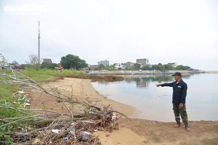 Nhiều năm qua, tình trạng sạt lở bờ sông Trà Khúc đoạn qua thôn Trường Định, xã Tịnh Khê, tỉnh Quảng Ngãi diễn biến phức tạp, gây thiệt hại đáng kể về đất sản xuất và làm gia tăng nỗi lo của người dân địa phương.