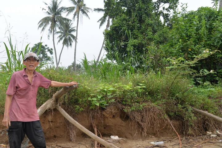 Theo người dân địa phương, đoạn sạt lở bờ sông Trà Khúc thuộc thôn Trường Định kéo dài khoảng 1km, bắt đầu từ chân cầu Cổ Lũy hướng về phía cửa sông. Tình trạng này đã diễn ra hơn 10 năm qua nhưng trở nên đặc biệt nghiêm trọng sau mùa mưa bão năm 2025.