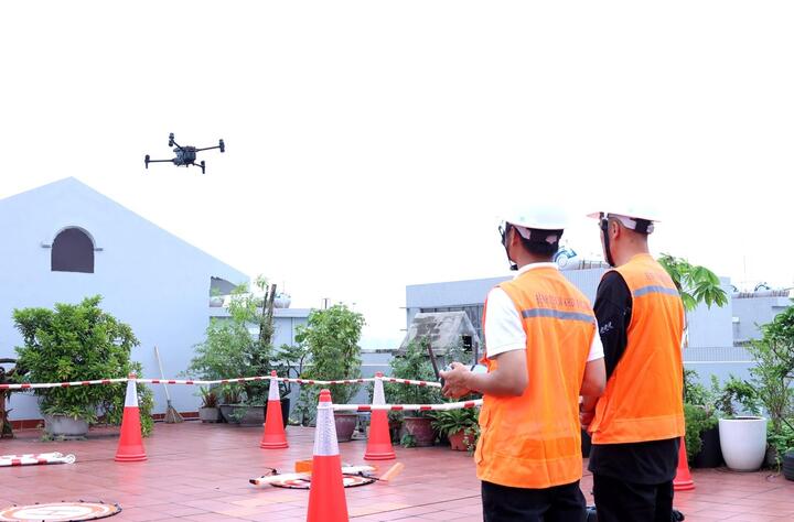 UAV của Bưu điện Việt Nam triển khai thí điểm vận chuyển vật phẩm y tế. (Ảnh: MH)