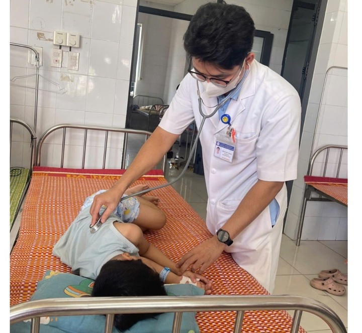 Một trong số hàng chục ca nhập viện sau khi ăn bánh mì. (Ảnh: Q.N)