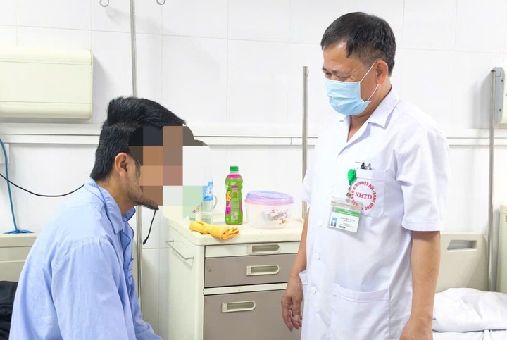 Bác sĩ kiểm tra sức khoẻ người bệnh. (Ảnh: Thanh Đặng)