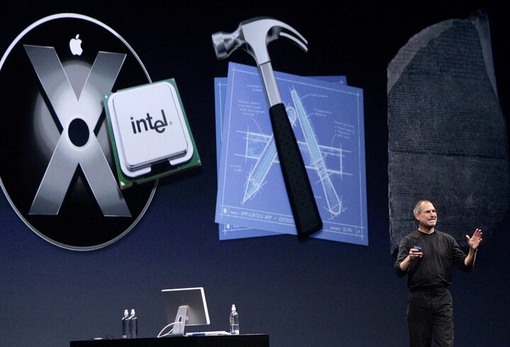 Steve Jobs công bố việc chuyển sang chip Intel cho dòng Mac năm 2006 - bước ngoặt mở ra kỷ nguyên mới cho Apple. (Nguồn: Getty Images)