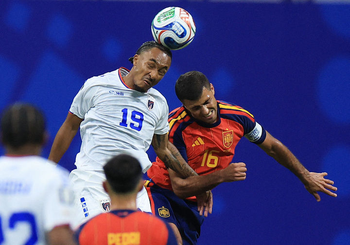 Tây Ban Nha (áo đỏ) bị cầm hòa trong ngày ra quân World Cup 2026.