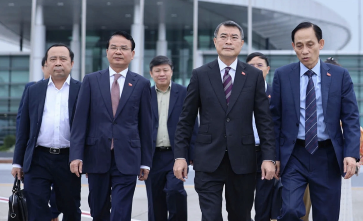 Thủ tướng Chính phủ Lê Minh Hưng và Đoàn đại biểu cấp cao Việt Nam rời sân bay Quốc tế Nội Bài lên đường tham dự Hội nghị Cấp cao kỷ niệm 35 năm quan hệ ASEAN - Nga
