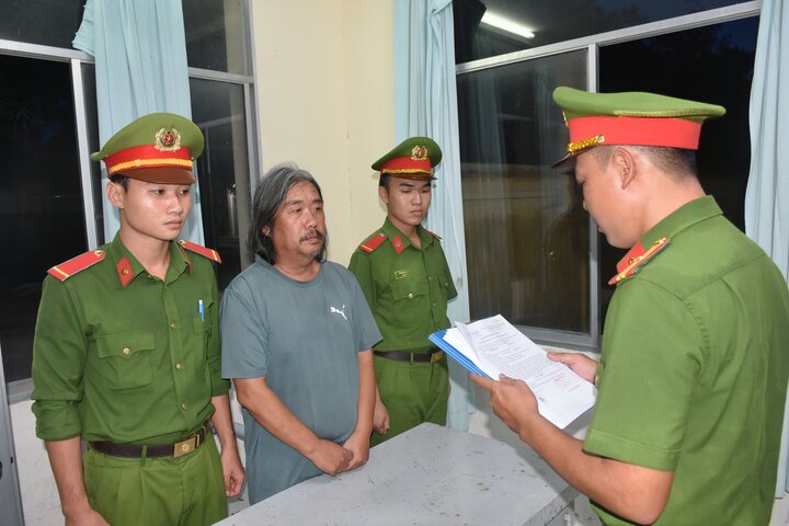 Cơ quan Cảnh sát điều tra Công an tỉnh Vĩnh Long tống đạt các quyết định. (Ảnh: Công an Vĩnh Long)