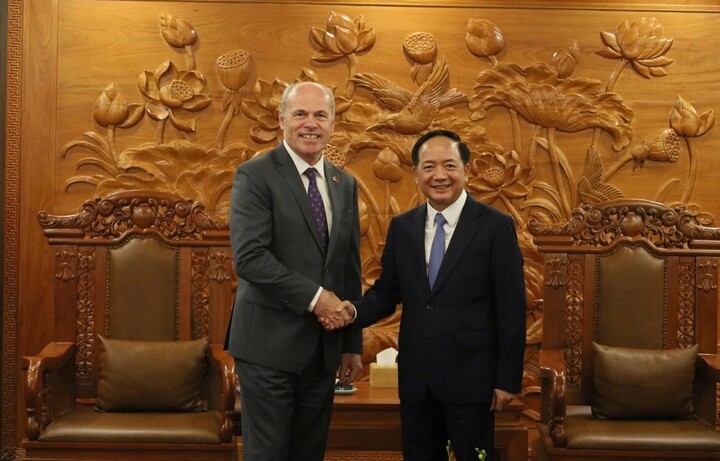 Trưởng Ban Tuyên giáo và Dân vận Trung ương Trịnh Văn Quyết tiếp Đại sứ Canada tại Việt Nam.