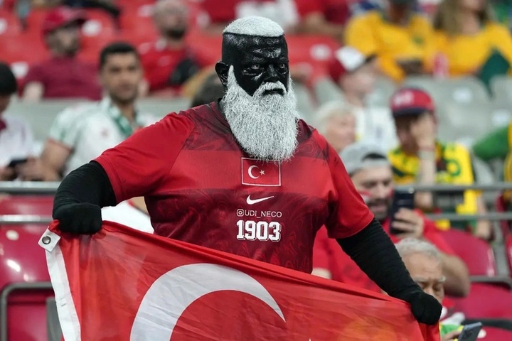 Trong trận đấu Australia đánh bại Thổ Nhĩ Kỳ với tỷ số 2-0 trong khuôn khổ bảng D tại World Cup 2026 ngày 14/6, một cổ động viên đặc biệt đã xuất hiện nổi bật giữa hàng nghìn khán giả. Ống kính truyền hình từng nhiều lần hướng về cổ động viên này trên khán đài.