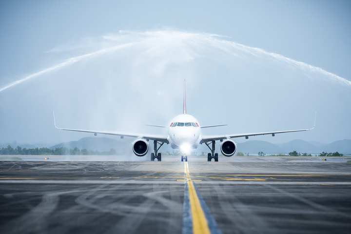 Chuyến bay đầu tiên của hãng hàng không Sun PhuQuoc Airways từ TP.HCM hạ cánh tại Cảng hàng không quốc tế Vân Đồn chiều 15/6.