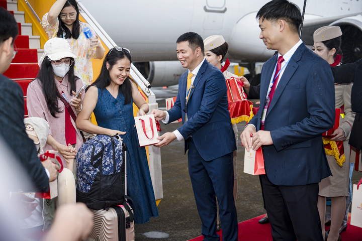Lãnh đạo tỉnh Quảng Ninh chào đón những hành khách đầu tiên từ TP.HCM đến Cảng hàng không quốc tế Vân Đồn trên chuyến bay của Sun PhuQuoc Airways.