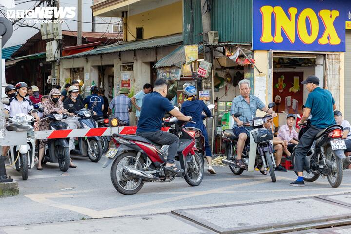Cận cảnh tuyến đường sắt trăm tuổi giữa lòng Hà Nội trước đề xuất di dời - 15