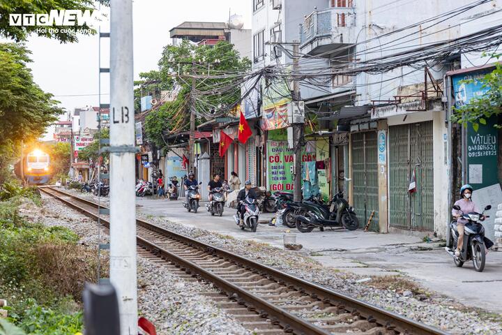 Cận cảnh tuyến đường sắt trăm tuổi giữa lòng Hà Nội trước đề xuất di dời - 16