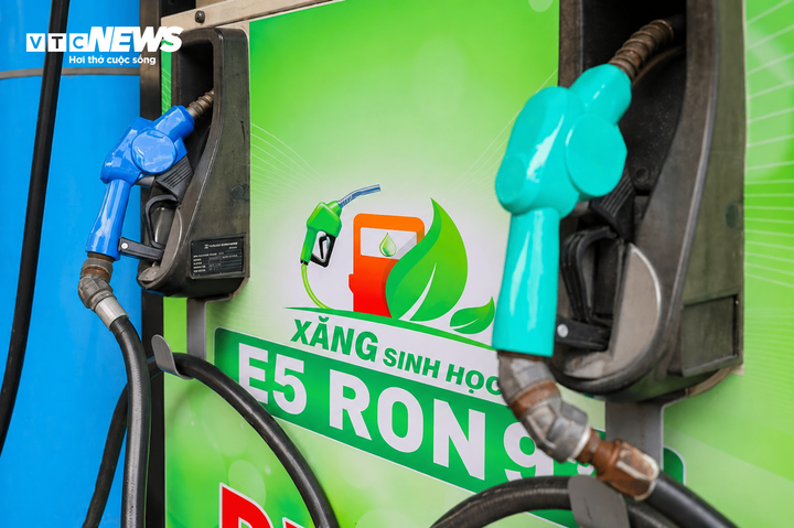 Các cột xăng E5 RON92 ngày càng vắng bóng. (Ảnh minh họa: Minh Đức)