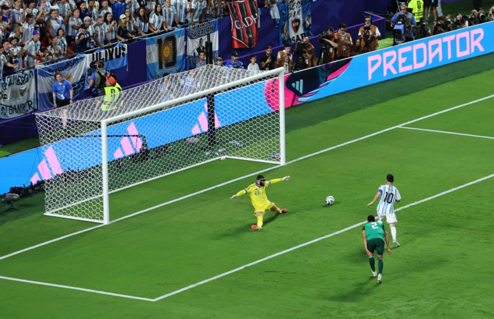 Khoảnh khắc Messi ập vào đá bồi tung lưới Luca Zidane - Ảnh: Reuters