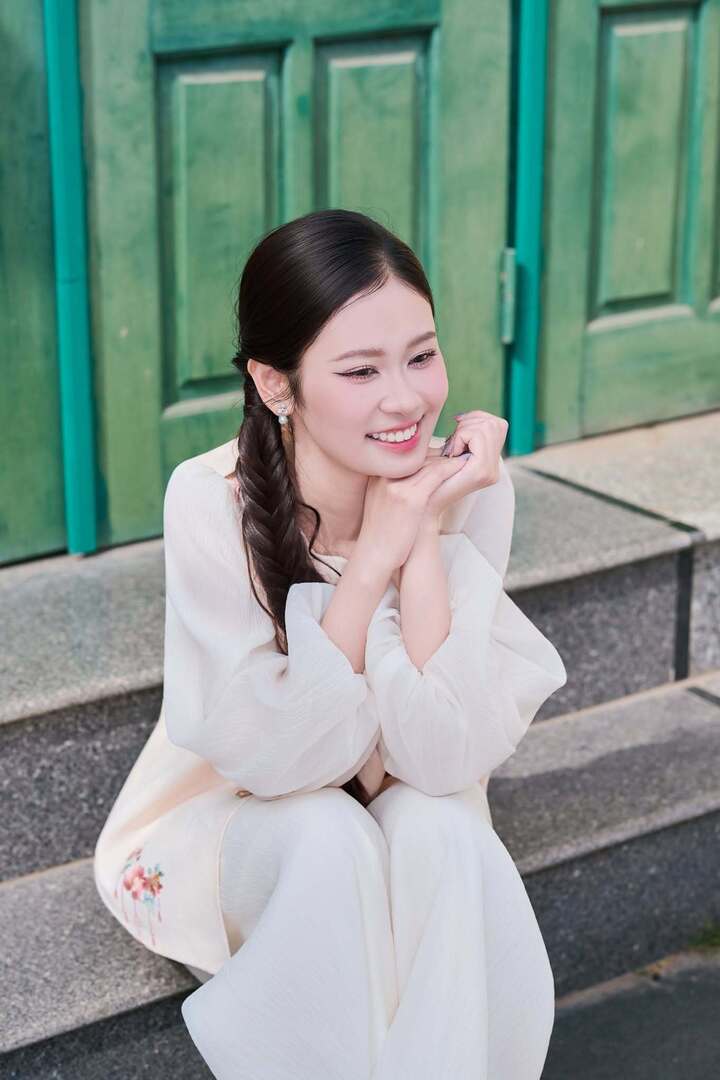 Đời thường, cô chọn phong cách thời trang đơn giản và nữ tính, phù hợp với lứa tuổi. Chính vẻ đẹp thanh thoát này giúp Phương Quyên tạo được thiện cảm với người đối diện ngay từ cái nhìn đầu tiên.