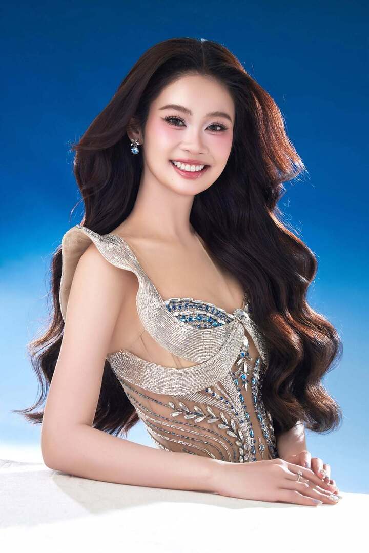 Không chỉ sở hữu ngoại hình nổi bật, cô là cựu học sinh chuyên Tin của Trường THPT Chuyên Trần Phú (Hải Phòng). Năm 2018, cô đạt giải Khuyến khích cuộc thi Thực hành Hóa học cấp thành phố năm 2018. Năm 2019, cô từng giành huy chương Đồng cuộc thi Hóa học Hoàng gia Australia tại Việt Nam.