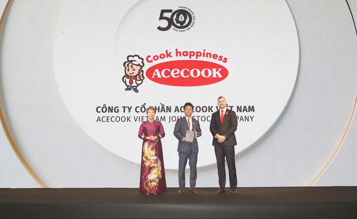 Đại diện Acecook Việt Nam nhận giải Top 50 doanh nghiệp phát triển bền vững tiêu biểu tại Việt Nam.