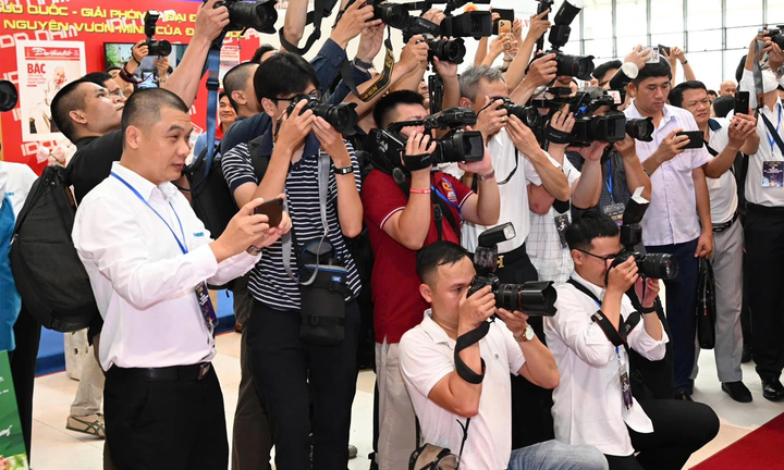 Phóng viên báo chí tác nghiệp.