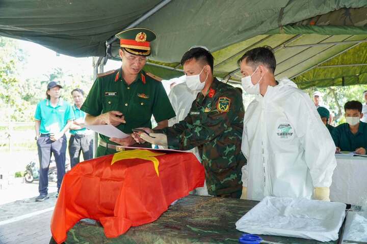 Công tác lấy mẫu, số hóa, bàn giao mẫu hài cốt liệt sĩ chưa rõ danh tính tại Nghĩa trang Liệt sĩ TP.HCM. (Ảnh: Bộ Tư lệnh TP.HCM)