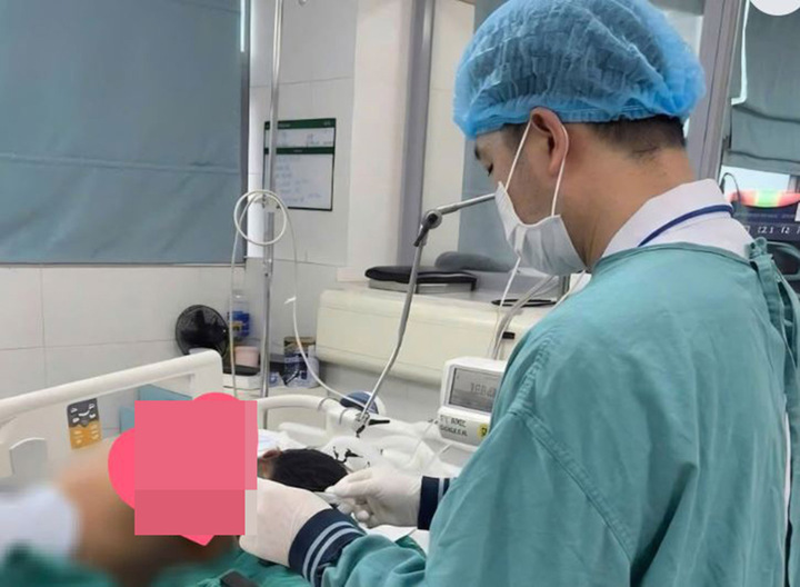 Bác sĩ chăm sóc vết thương loét tì đè cho chị H.