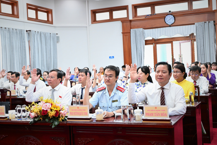 Đại biểu biểu quyết thông qua nghị quyết tại kỳ họp. (Ảnh: Hùng Anh - Duy Hiển)