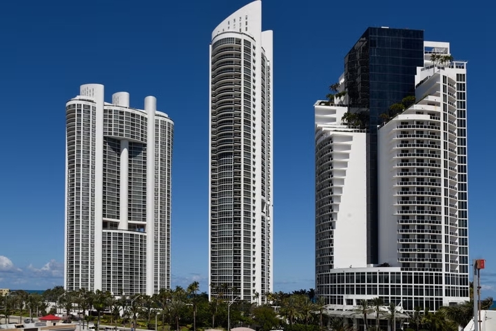 Hình ảnh khách sạn Trump Royale nằm giữa những tòa nhà khác ở Miami. (Ảnh: Getty Images)