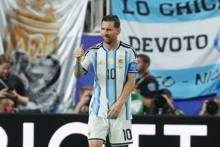 Với cú hattrick này, anh trở thành cầu thủ lớn tuổi nhất ghi nhiều hơn một bàn, lớn tuổi nhất lập hattrick trong một trận đấu ở World Cup (38 tuổi 357 ngày), phá kỷ lục trước đó của Cristiano Ronaldo (33 tuổi).