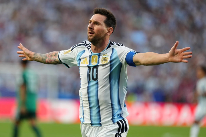 Sáng 17/6, Argentina đánh bại Algeria với tỷ số 3-0, trong đó cả 3 bàn thắng đều được ghi bởi tiền đạo Lionel Messi. Siêu sao 38 tuổi trở thành cầu thủ đầu tiên ra sân ở 6 kỳ World Cup liên tiếp.