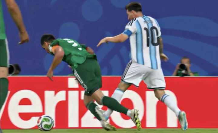 Messi phạm lỗi với cầu thủ Algeria.