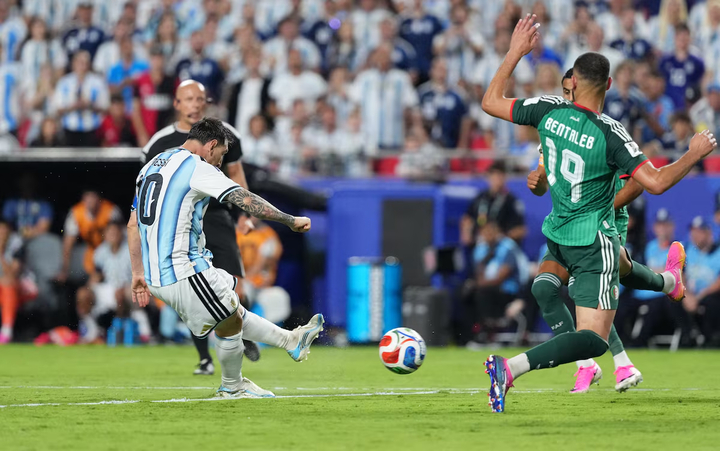 Messi hoàn tất cú hattrick với cú sút quyết đoán từ ngoài vòng cấm ở phút 76 để khép lại ngày thi đấu đáng nhớ nhất của mình tại World Cup 2026. (Ảnh: Reuters)