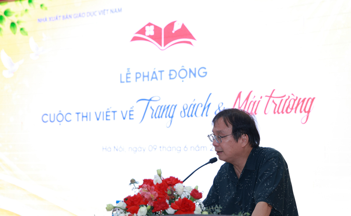 Nhà thơ Nguyễn Tiến Thanh, Chủ tịch Hội đồng Thành viên, Tổng Giám đốc NXB Giáo dục Việt Nam, phát biểu tại Lễ phát động cuộc thi viết "Trang sách và Mái trường".