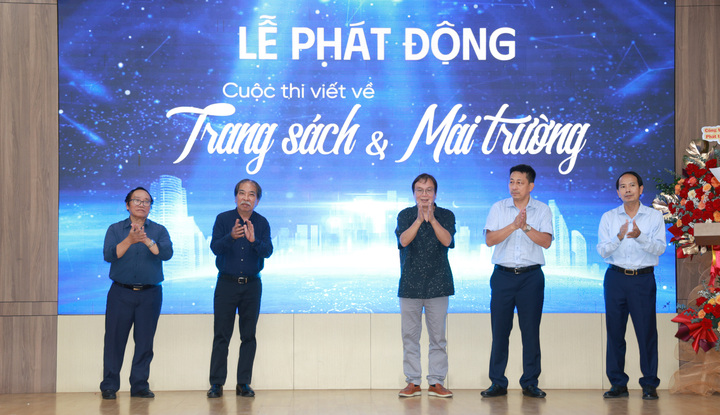 Các lãnh đạo NXBGDVN và Hội Nhà văn Việt Nam thực hiện nghi thức phát động cuộc thi.
