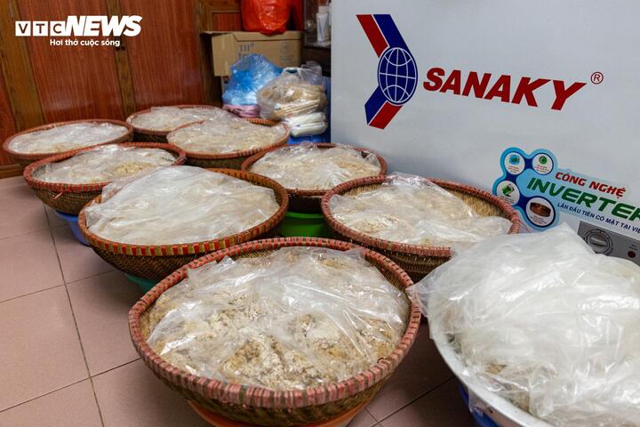 Sức mua tăng mạnh, người dân làng rượu nếp Phú Thượng tất bật dịp Tết Đoan ngọ - 4