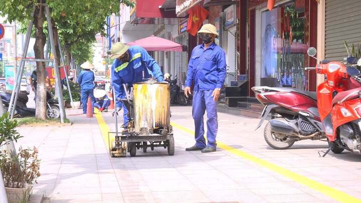Kẻ vạch sơn phân định lối đi bộ rộng tối thiểu rộng 1,5 m, đảm bảo an toàn cho người đi bộ