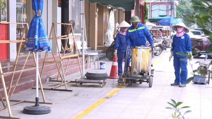 Kẻ vạch sơn phân định lối đi dành riêng cho người đi bộ và vị trí đỗ xe trên tuyến đường Hoàng Văn Thụ