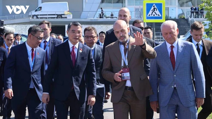 Thủ tướng Lê Minh Hưng và đoàn đại biểu cấp cao Việt Nam thăm triển lãm "Made in Tatarstan".