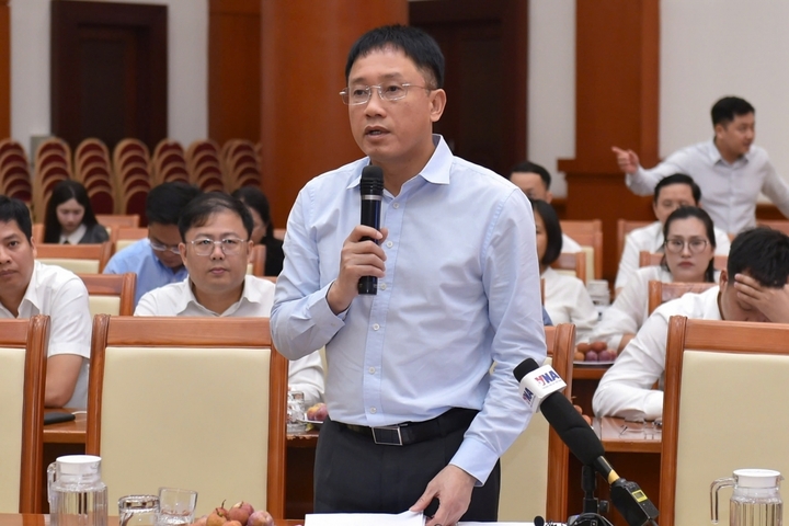 Ông Mai Sơn, Phó Cục trưởng Cục Thuế trả lời tại họp báo.